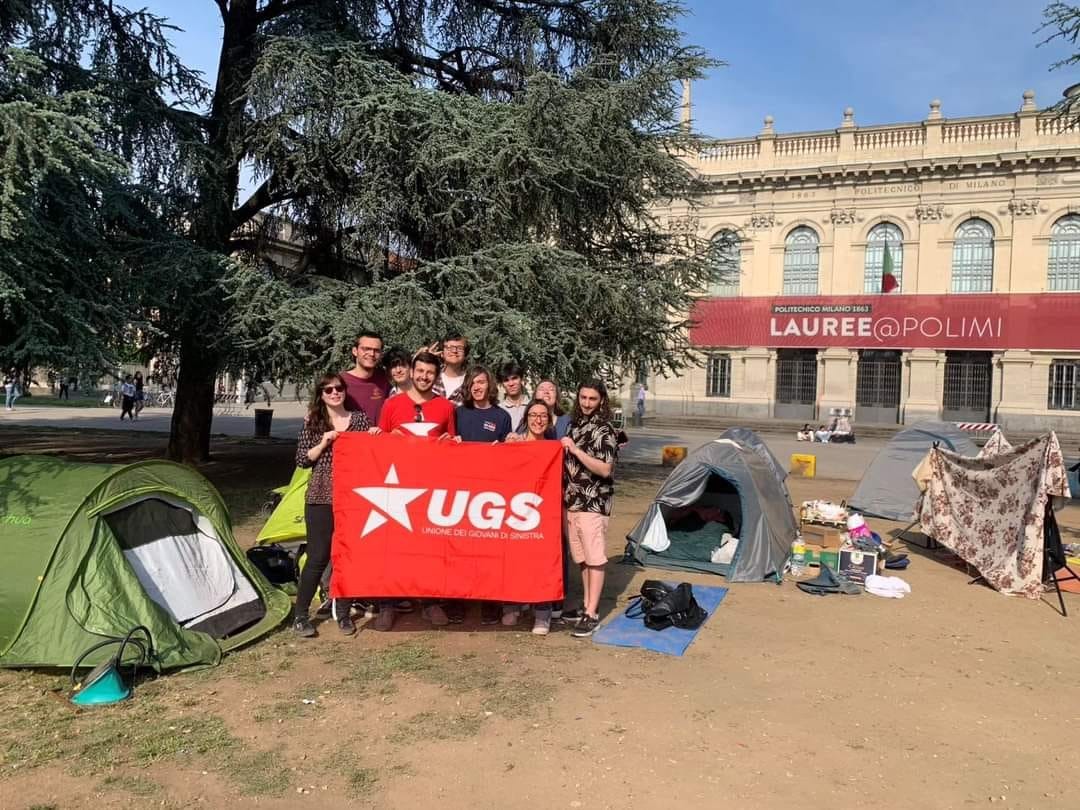 İTALYA’DA ÜNİVERSİTE ÖĞRENCİLERİ, ARTAN KİRA FİYATLARINA PROTESTO ETMEK AMACIYLA OKUDUKLARI