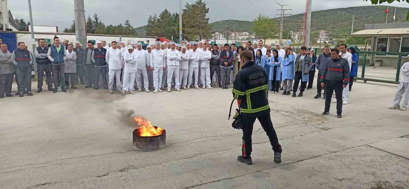 BOZÜYÜK BELEDİYESİ İTFAİYESİ’NDEN FABRİKA PERSONELİNE YANGIN EĞİTİMİ