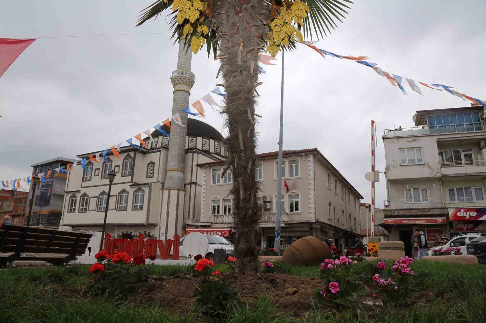 İVRİNDİ BELEDİYESİ PARK BAHÇELER MÜDÜRLÜĞÜ EKİPLERİ İLÇEDE PEYZAJ ÇALIŞMALARININ STARTINI