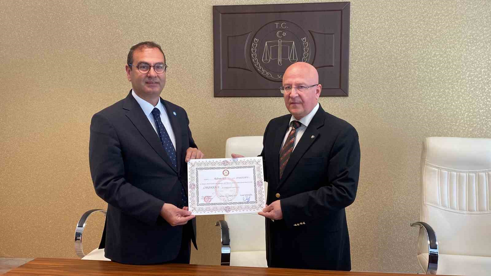 İYİ PARTİ’DEN MİLLETVEKİLİ SEÇİLEN RIDVAN UZ MAZBATASINI ALDI.