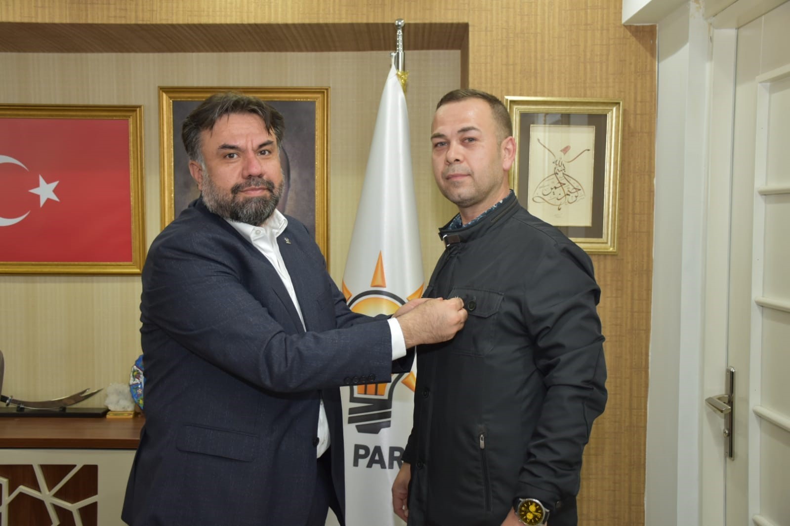 ÖZGÜR ÖKSÜZ’E ROZETİNİ AK PARTİ İL BAŞKANI DT. EKREM BAŞARAN