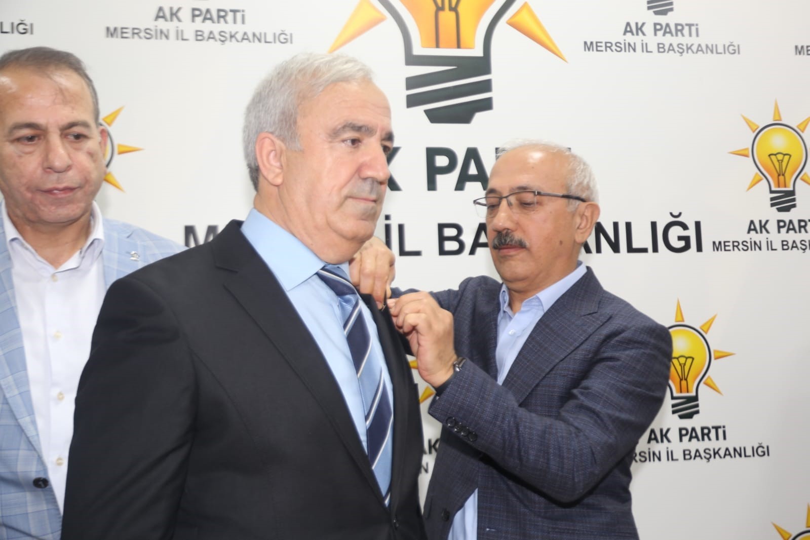 AK PARTİ'YE KATILAN YENİ ÜYELERE ROZETLERİNİ ESKİ HAZİNE VE MALİYE