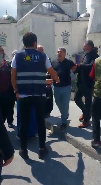 ARNAVUTKÖY’DE SEÇİM ÇALIŞMASI YAPAN İYİ PARTİLİ GRUBA BİR VATANDAŞ TEPKİ