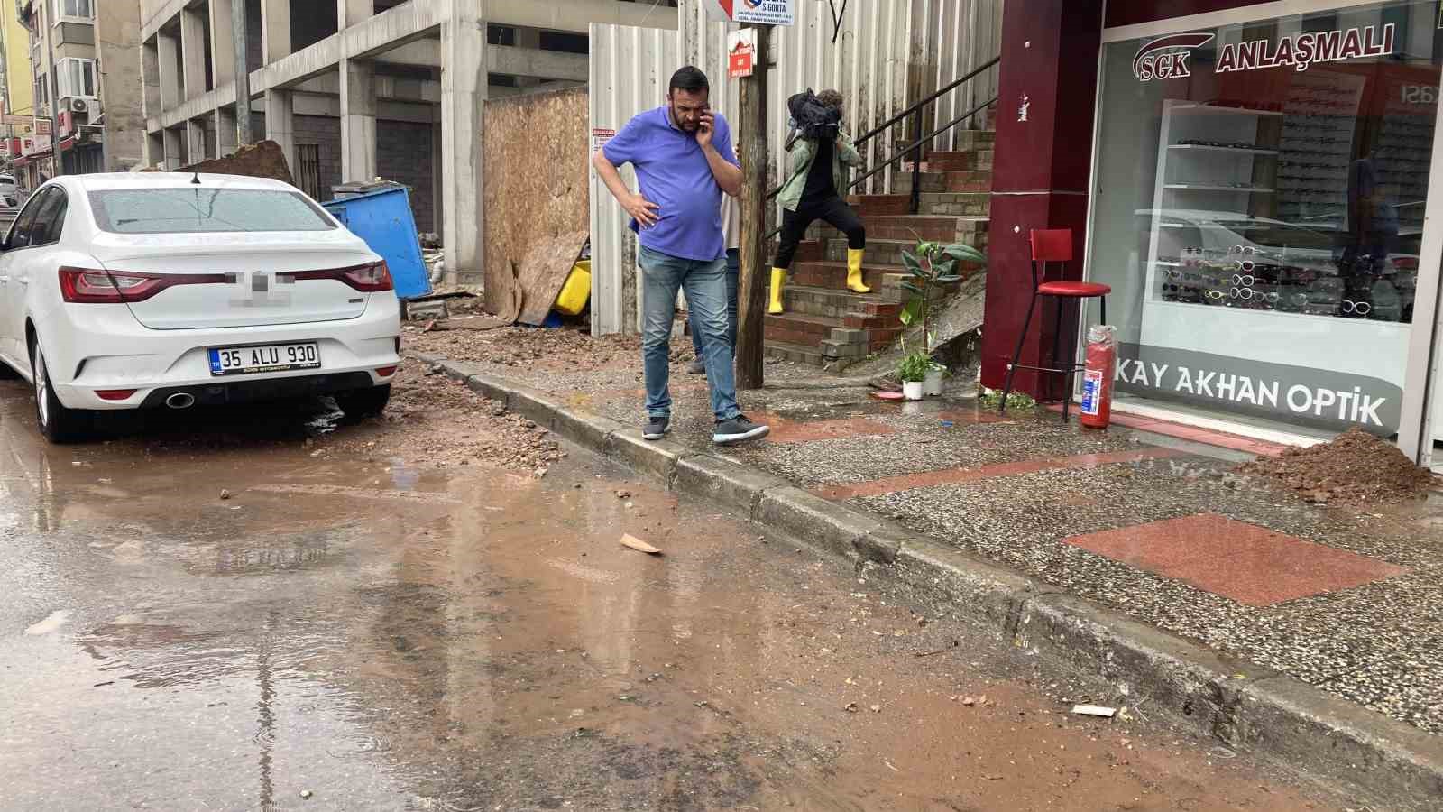 İZMİR’İN ÇİĞLİ İLÇESİNDE, ETKİLİ OLAN SAĞANAK YAĞIŞ CADDELERİ SULAR ALTINDA