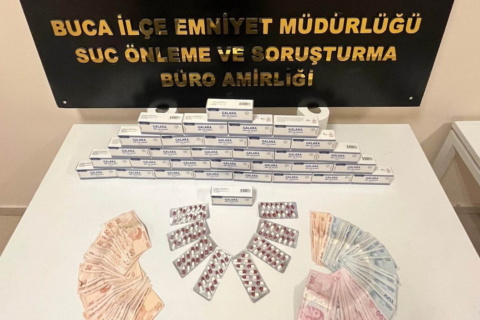 İZMİR'İN BUCA İLÇESİNDE POLİS EKİPLERİ TARAFINDAN DURDURULAN ARAÇ İÇERİSİNDE UYUŞTURUCU