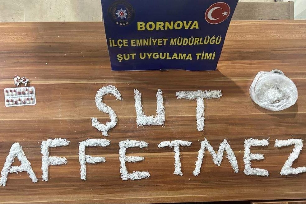 İZMİR'İN BORNOVA İLÇESİNDE UYUŞTURUCU SATICILARINA YÖNELİK OLUŞTURULAN ŞOK UYGULAMA TİMİ