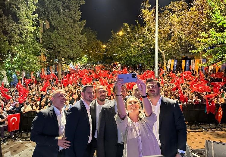 İZMİR'İN ÇİĞLİ İLÇESİNDE AK PARTİ ÇİĞLİ İLÇE BAŞKANLIĞI TARAFINDAN HALK