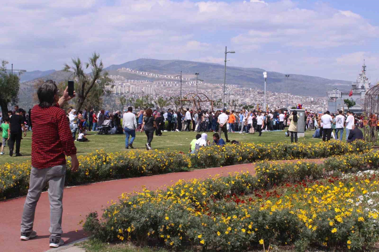 VATANDAŞLAR, KORDON BOYUNCA PİKNİK YAPIP GÜNEŞLİ HAVAYI DEĞERLENDİRDİ.