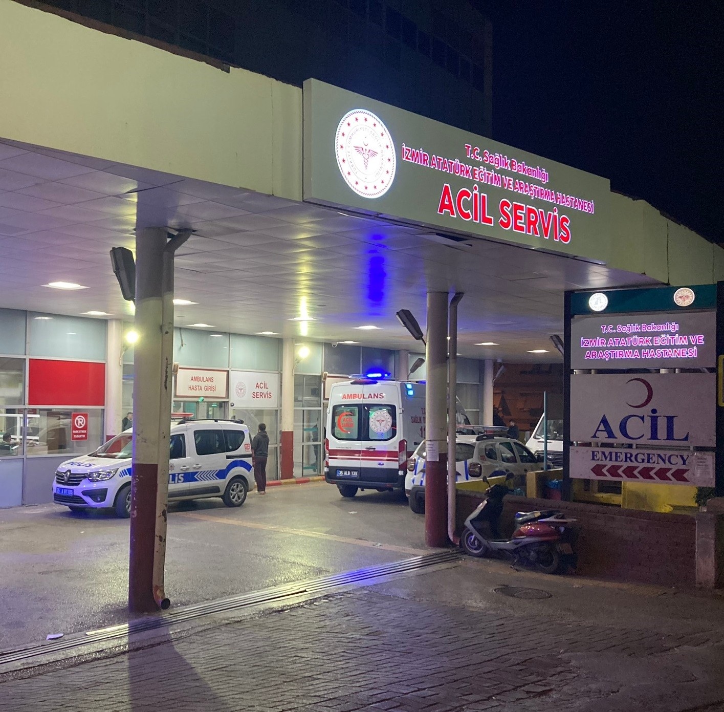 İZMİR’DE DEFALARCA GÖĞSÜNDEN BIÇAKLANAN GENÇ ÖLDÜ