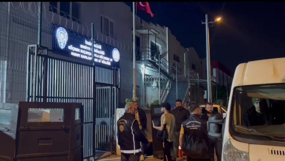 İZMİR’DE GÖÇMEN KAÇAKÇILIĞI OPERASYONU: 3 TUTUKLAMA
