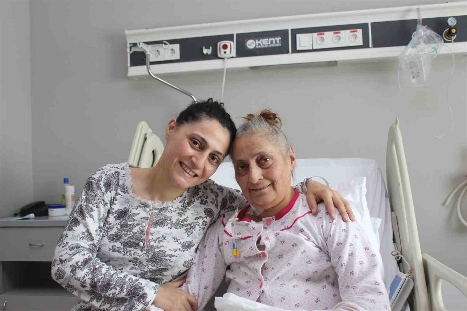 SONGÜL ÖZCAN (SOLDA)- ÜLKÜ UŞAK