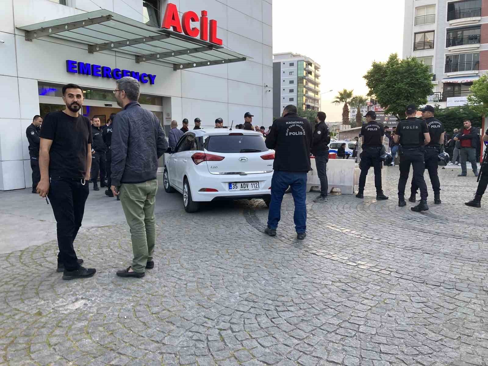 İZMİR’İN BAYRAKLI İLÇESİNDE İKİ GRUP ARASINDA ÇIKAN SİLAHLI BIÇAKLI KAVGADA