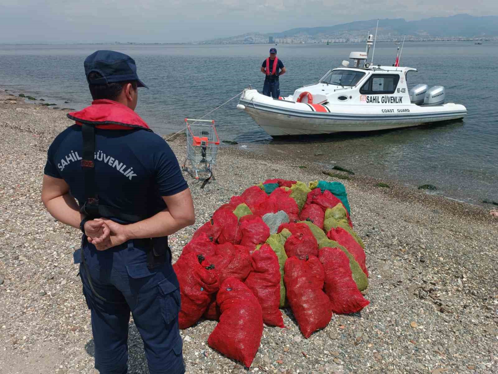 İZMİR KÖRFEZİ’NDE KAÇAK AVCILIK YAPANLARA YÖNELİK SAHİL GÜVENLİK EKİPLERİNCE GERÇEKLEŞTİRİLEN