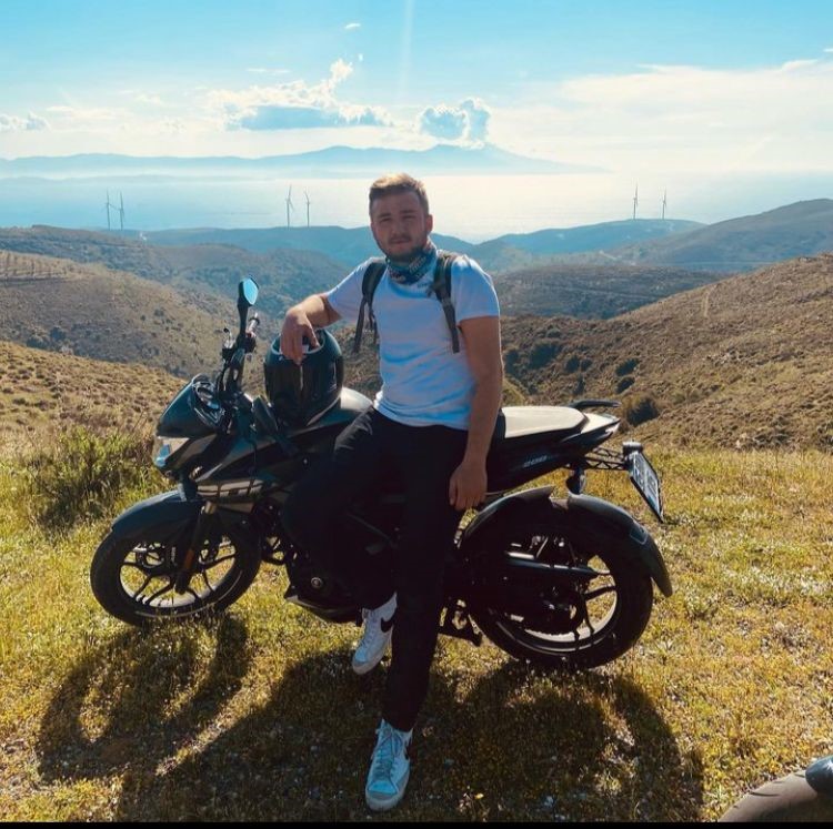 İZMİR’İN KARŞIYAKA İLÇESİNDE MOTOSİKLETLE İLE YOLCU OTOBÜSÜ ÇARPIŞTI. MEYDANA GELEN