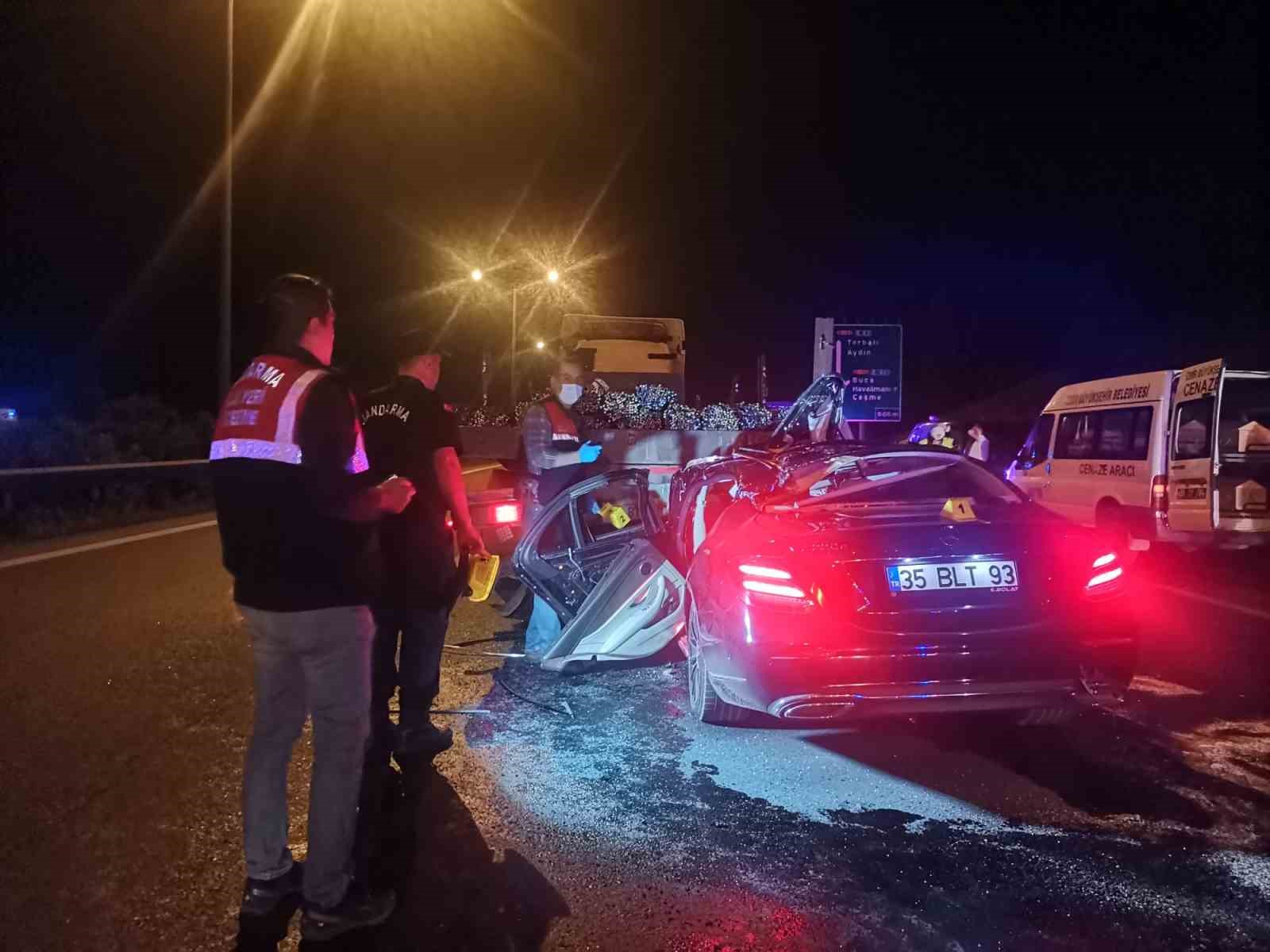 İZMİR’DE OTOMOBİL TIRA OK GİBİ SAPLANDI: 1 ÖLÜ