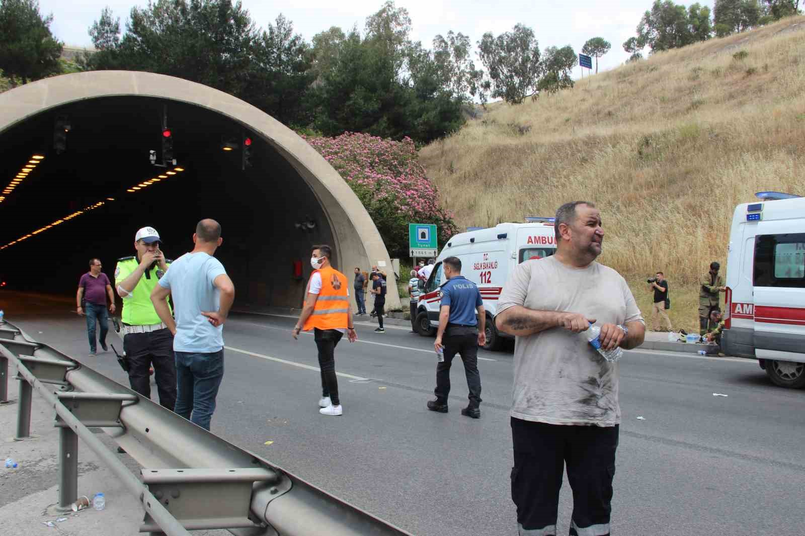 İZMİR ÇEVREYOLU BAYRAKLI TÜNELLERİNDE BİR TIRIN ALEV ALMASI SONUCU YANGINDA