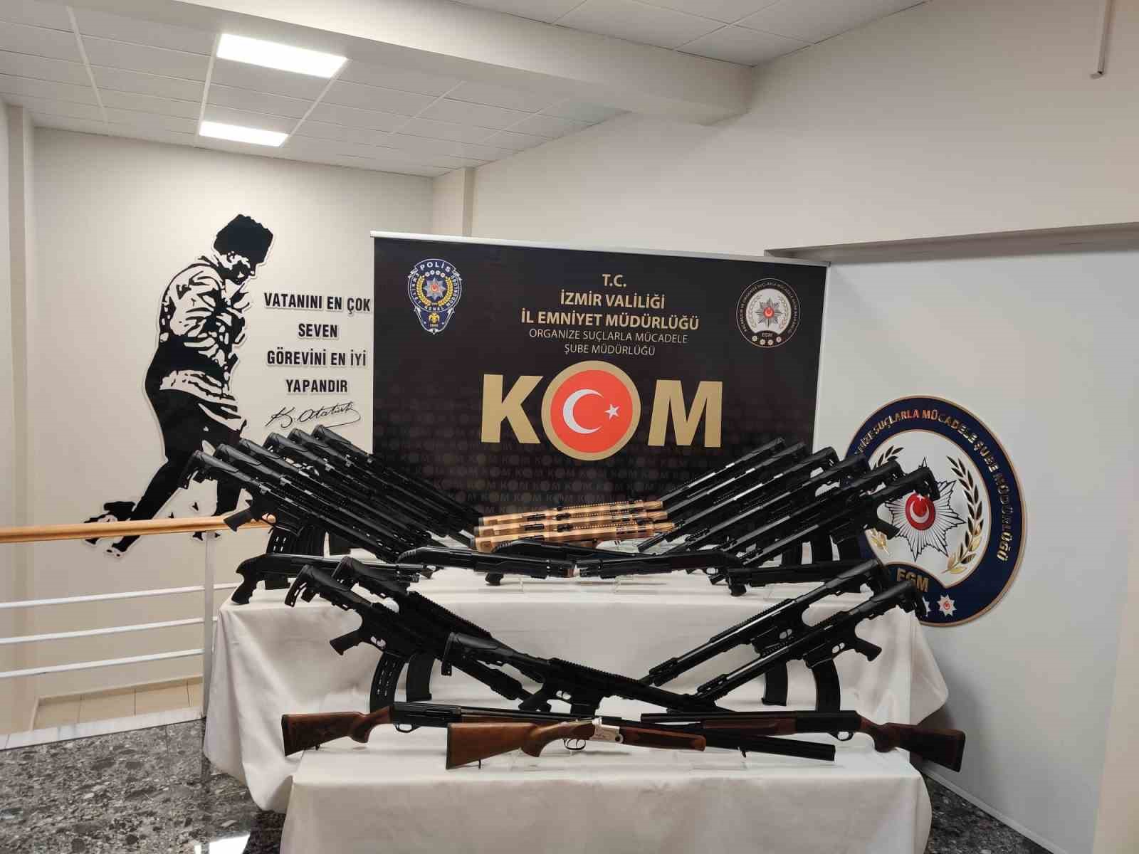 İZMİR'İN BAYRAKLI VE BORNOVA İLÇELERİNDE POLİS EKİPLERİ TARAFINDAN GERÇEKLEŞTİRİLEN OPERASYONLARDA,
