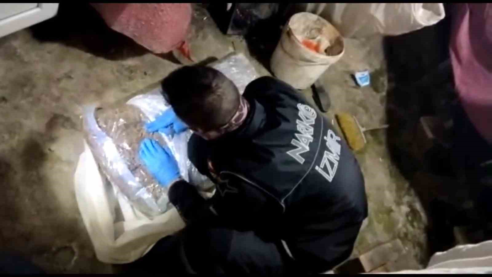 İZMİR'İN KONAK İLÇESİNDEKİ ADRESE DÜZENLENEN EŞ ZAMANLI OPERASYONDA 10 KİLOGRAMIN