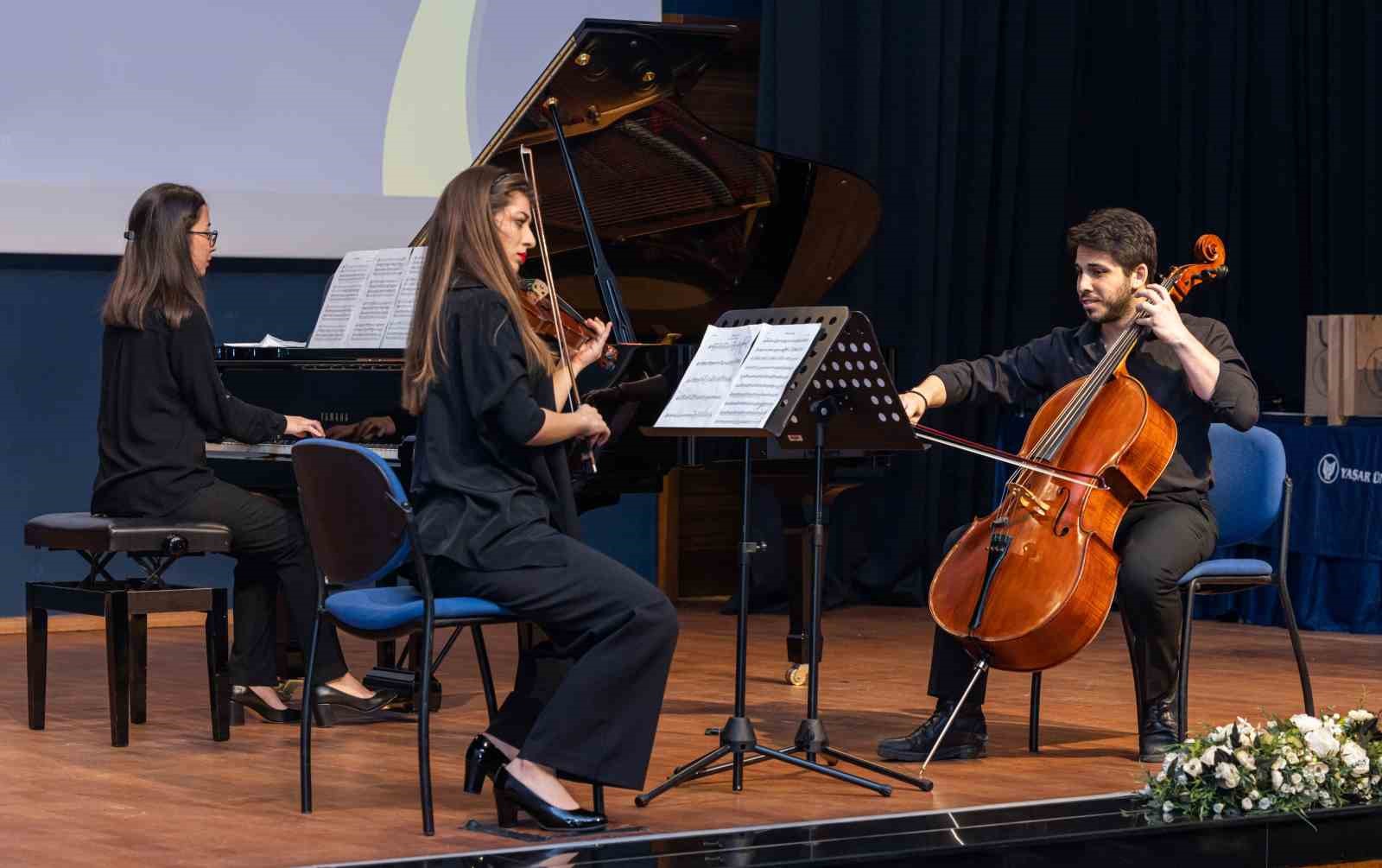 YAŞAR ÜNİVERSİTESİ MÜZİK BÖLÜMÜ ÖĞRENCİLERİNDEN KURULU TRİO MUSİUS ODA MÜZİĞİ