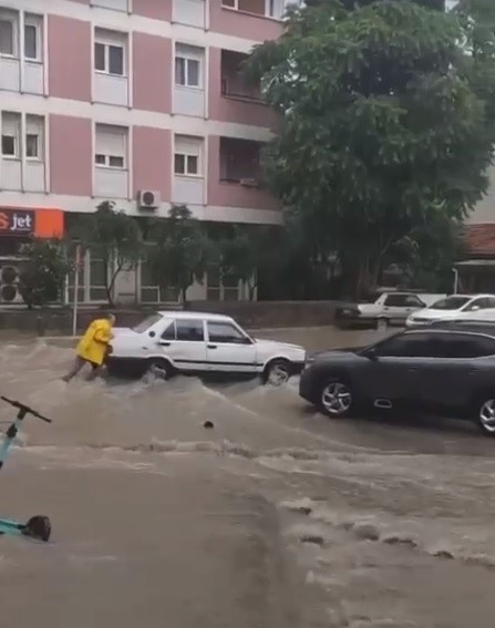 İZMİR’DE, BAZI BÖLGELERDE ETKİLİ OLAN SAĞANAK YAĞMUR CADDE VE SOKAKLARI