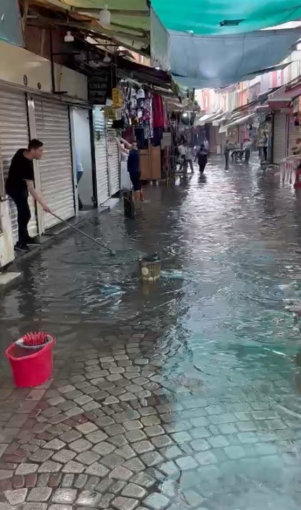 KEMERALTI ÇARŞISI YİNE SULAR ALTINDA KALDI.