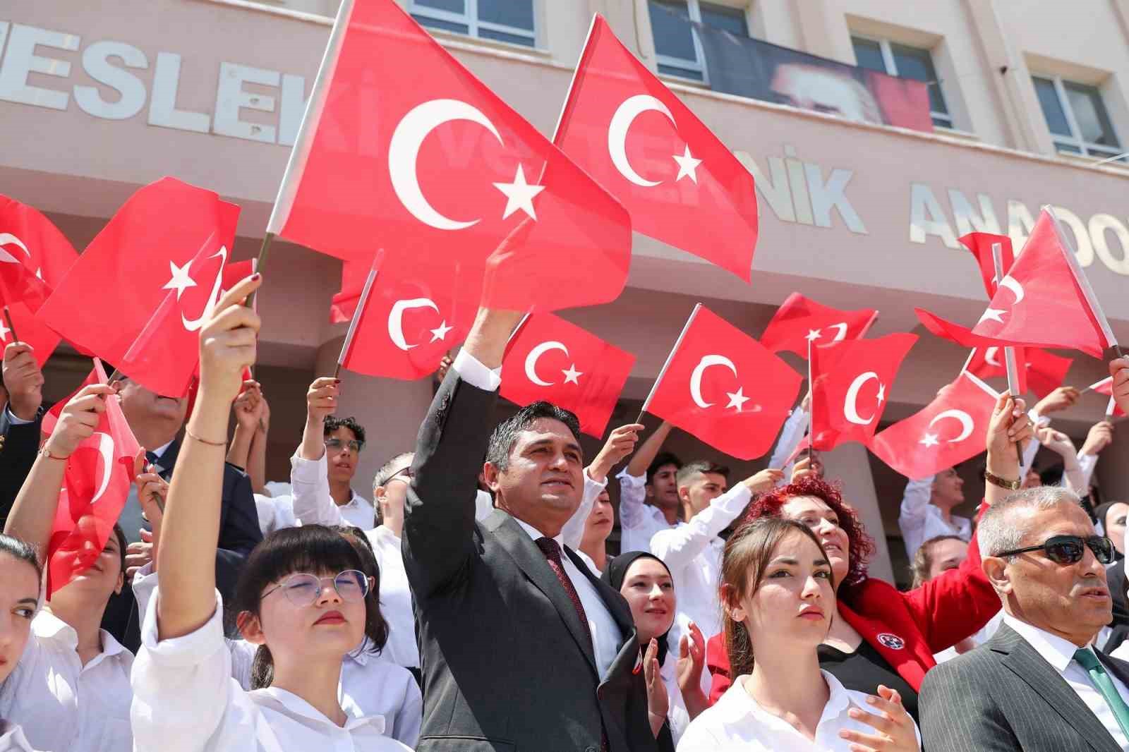 ATATÜRK’ÜN TÜRK GENÇLİĞİNE ARMAĞAN ETTİĞİ BAYRAM NEDENİYLE ALİAĞA'DA DA TÖRENLER