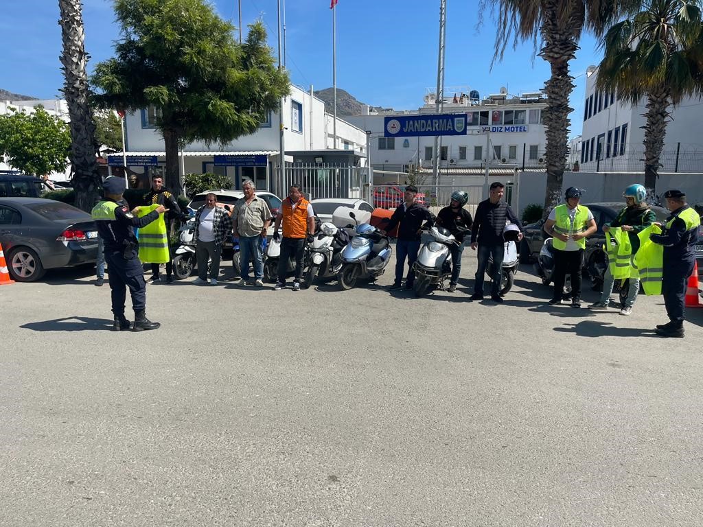 MUĞLA’NIN BODRUM İLÇESİNDE ANDARMA EKİPLERİNCE MOTOSİKLET SÜRÜCÜLERİNE “REFLEKTİF YELEK GİY