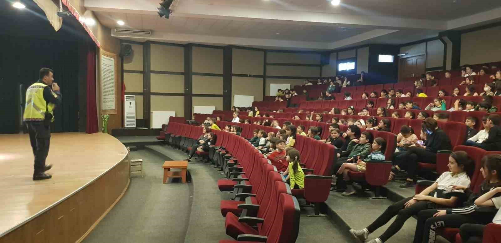 AYDIN İL JANDARMA KOMUTANLIĞI TRAFİK ŞUBE MÜDÜRLÜĞÜ TARAFINDAN ÖĞRENCİLERE TRAFİK