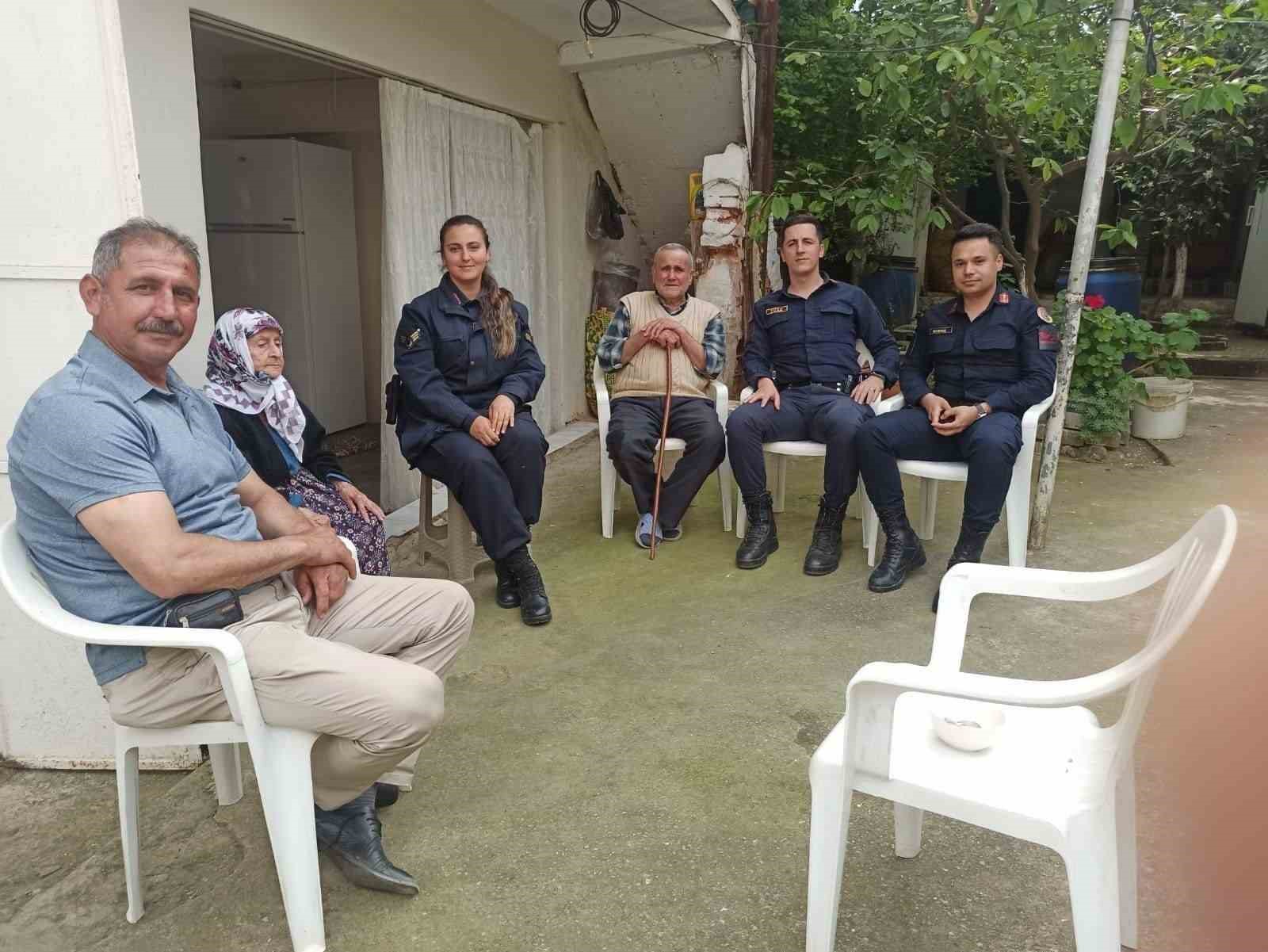 AYDIN İL JANDARMA KOMUTANLIĞI TARAFINDAN 80 YAŞ ÜSTÜ VATANDAŞLAR ZİYARET