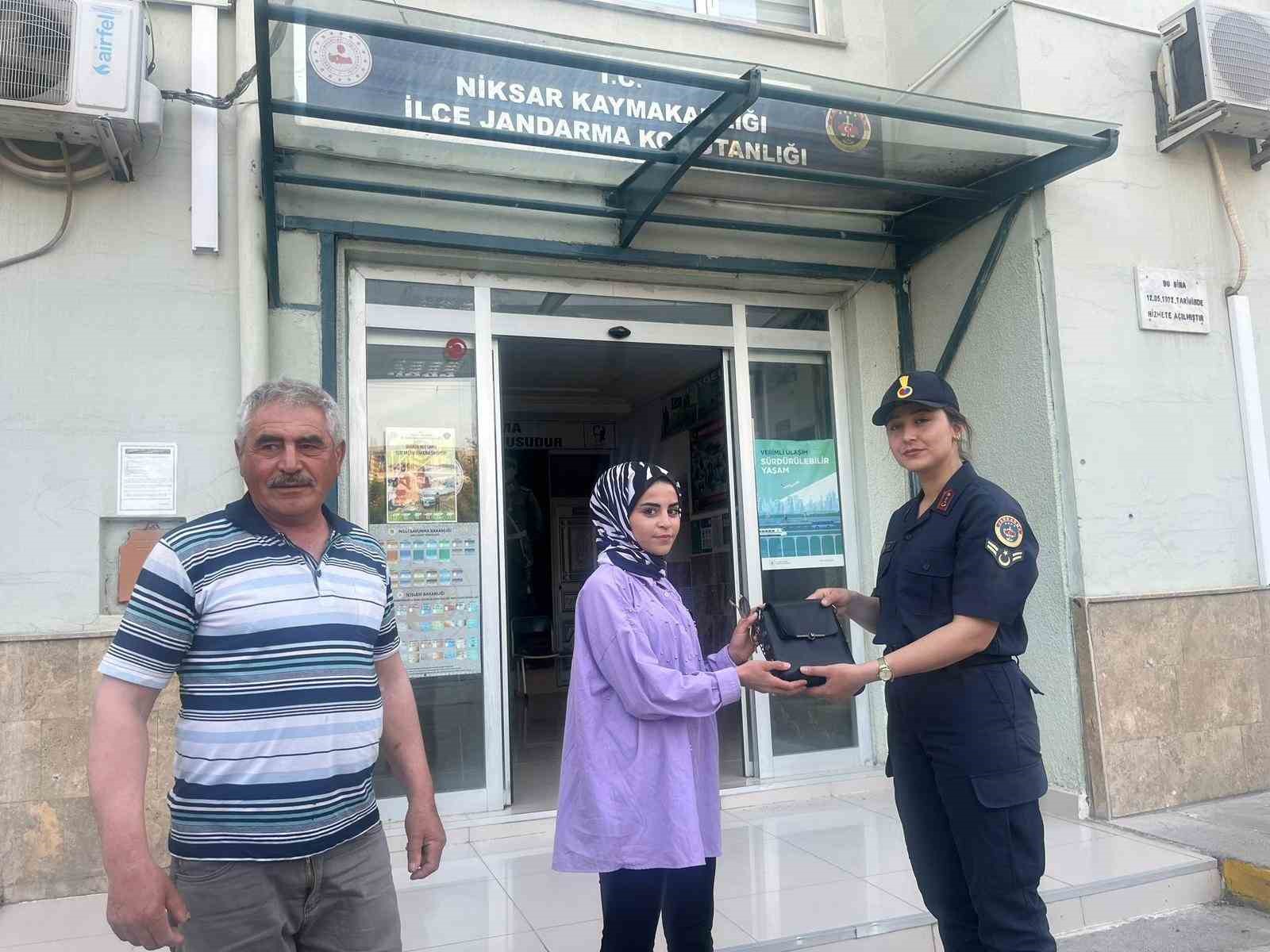 JANDARMA EKİPLERİ DEVRİYE SIRASINDA BULDU, SEYAHAT EDEN VATANDAŞA AİT OLDUĞU