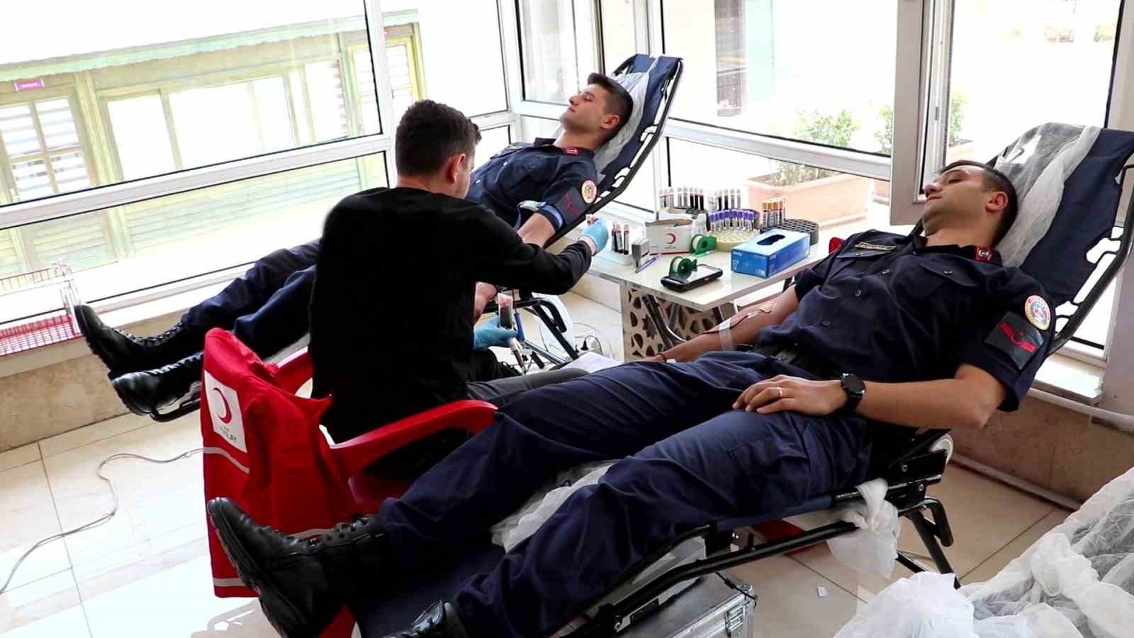 MERSİN İL JANDARMA KOMUTANLIĞI PERSONELİ KAN HAFTASI DOLAYISIYLA KIZILAY’A KAN