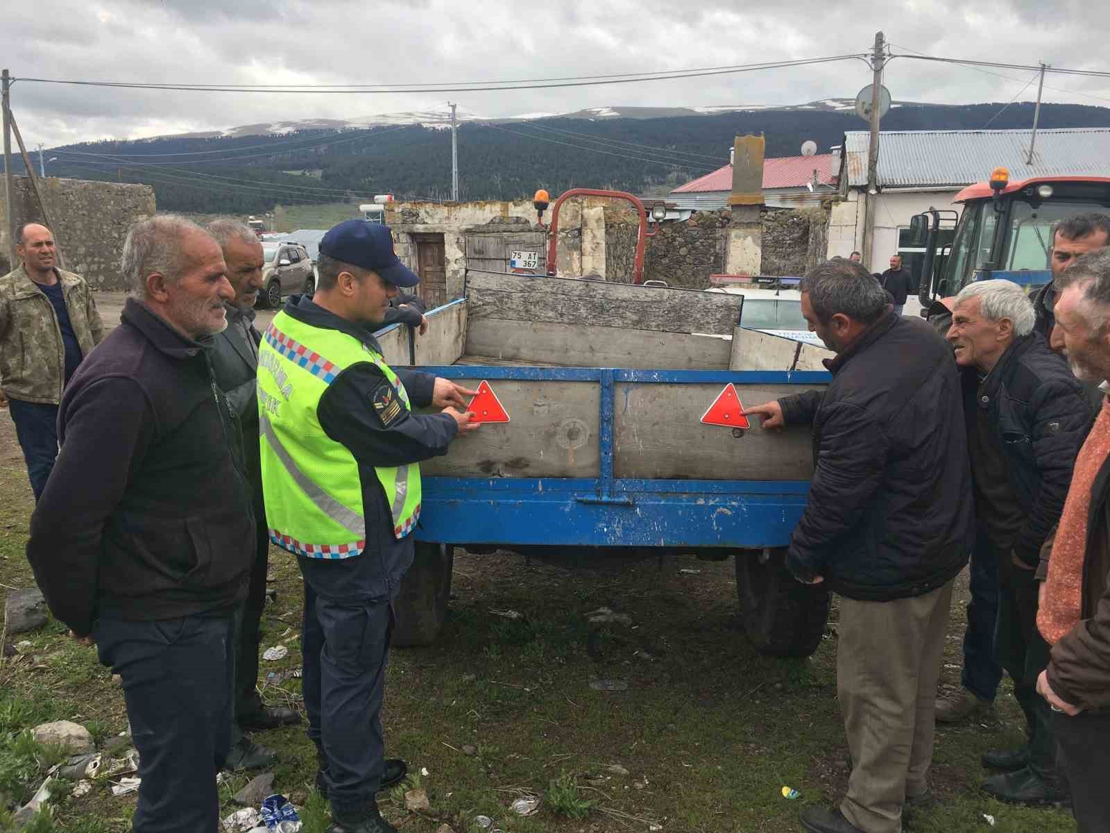 JANDARMA'DAN REFLEKTÖR UYARISI. (OLGUN YILDIZ/ARDAHAN-İHA)
