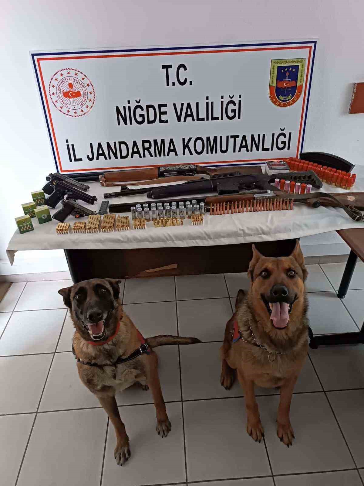 NİĞDE’DE JANDARMA EKİPLERİNİN DÜZENLENDİĞİ OPERASYONDA BİR EVDE RUHSATSIZ TABANCA VE
