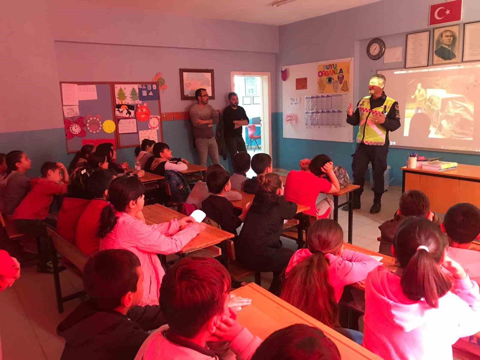MANİSA'NIN SARIGÖL İLÇESİNDE TRAFİK JANDARMA EKİPLERİ TARAFINDAN 'YOLLARIN DİLİ' PROJESİNDE