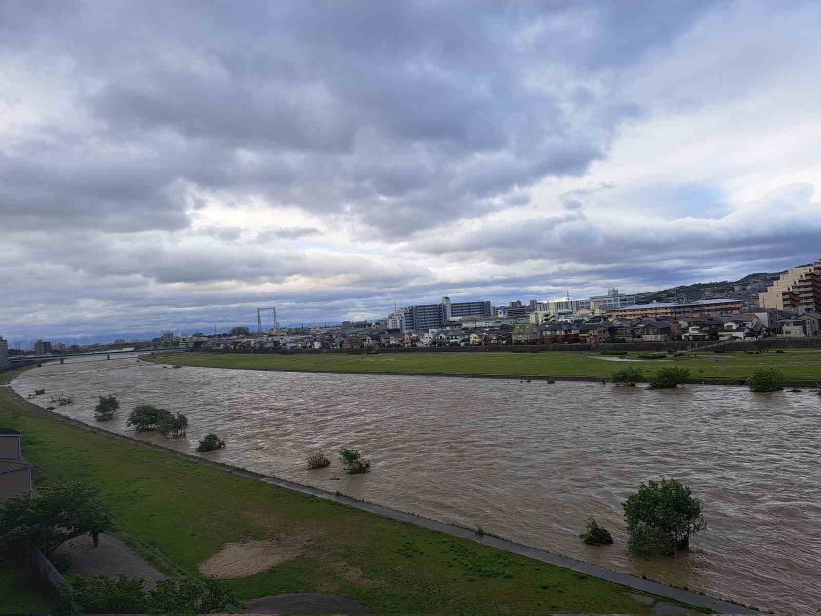 JAPONYA'DA ŞİDDETLİ YAĞIŞLARIN ETKİSİYLE HYOGO EYALETİNDE BULUNAN BİR NEHRİN KIYISINDAKİ