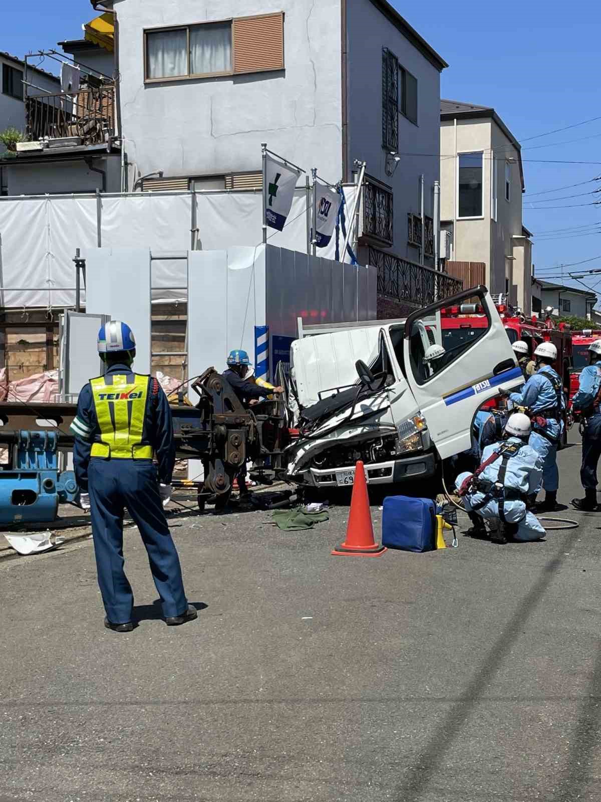 JAPONYA'DA BİR ŞANTİYEDE BULUNAN VİNCİN YOL KENARINDAKİ ARAÇLARIN ÜZERİNE DEVRİLMESİ