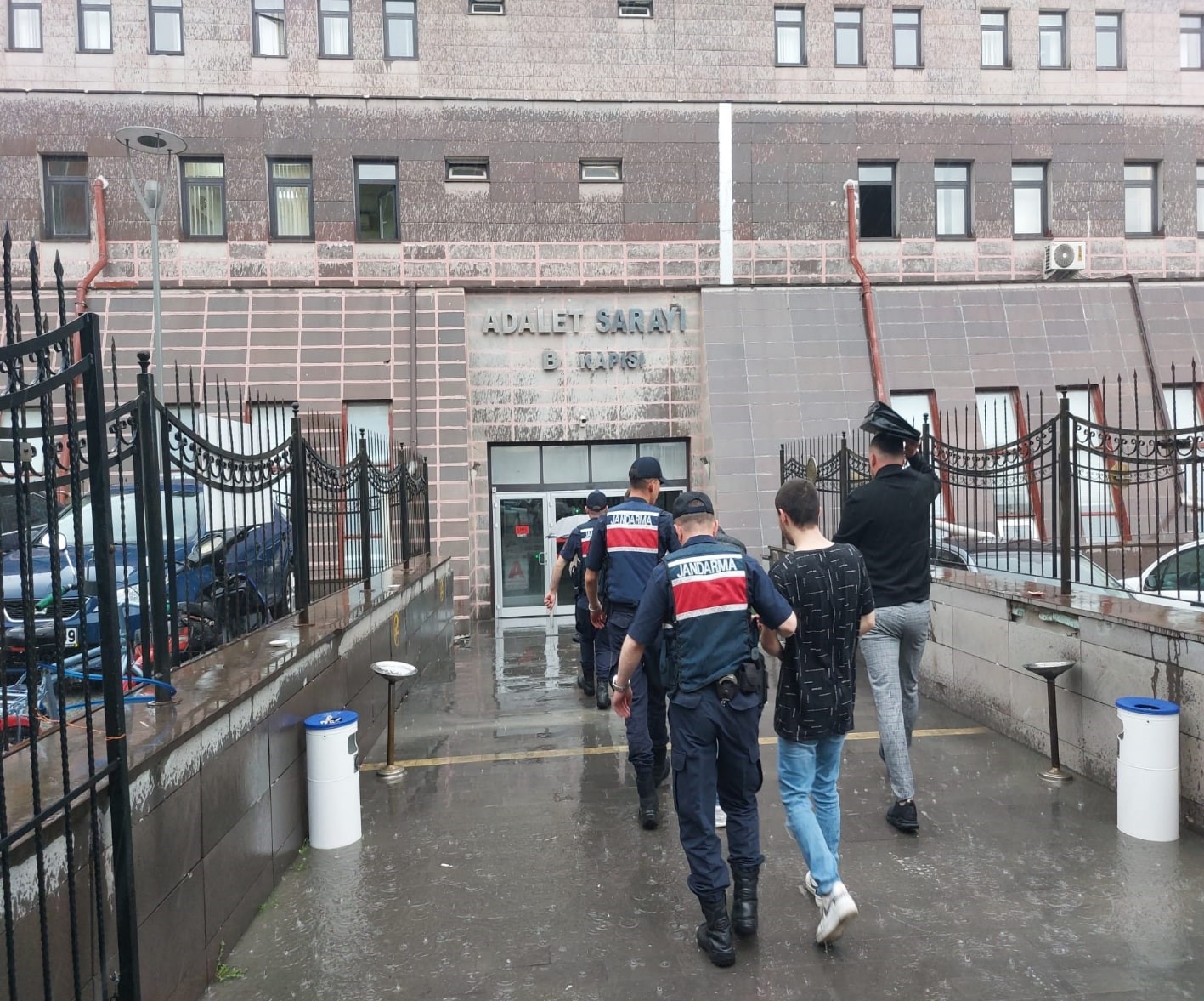 ESKİŞEHİR’DE HABERLEŞME VE ENERJİ NAKİL KABLOSU ÇALDIĞI TESPİT EDİLEN ÜÇ