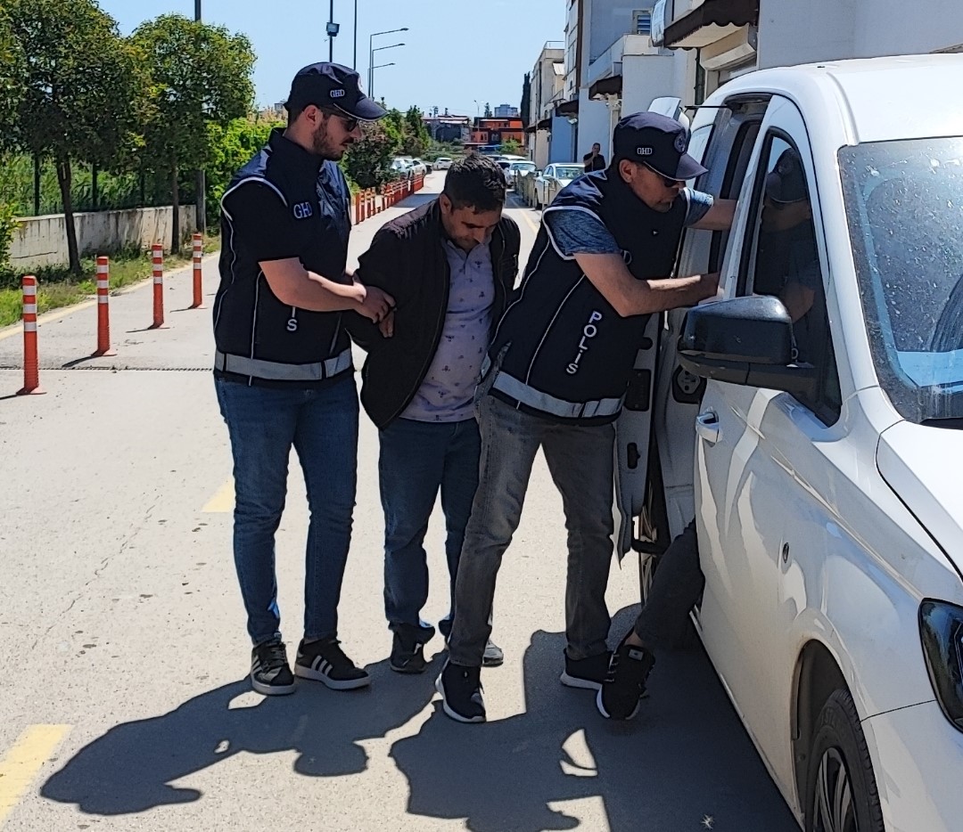KAÇAK GÖÇMEN TAŞIYAN İKİ KİŞİ YAKALANDI.