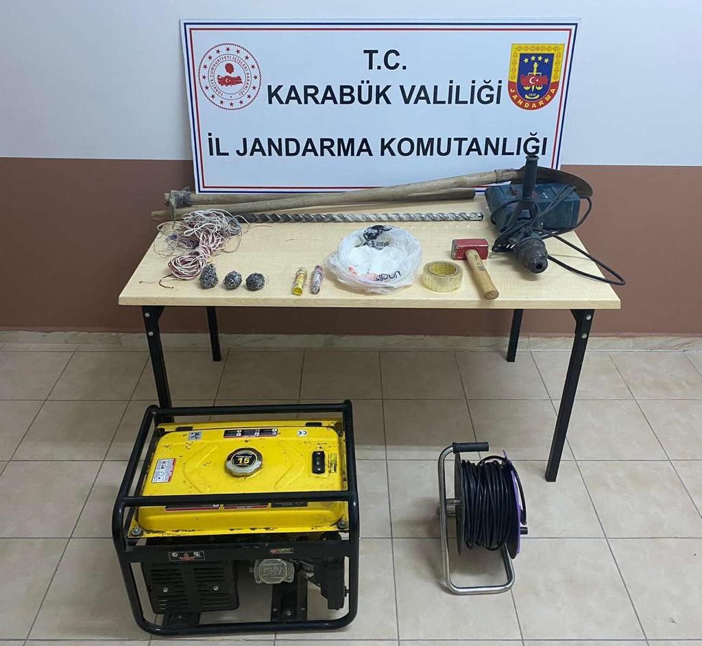 KARABÜK’ÜN SAFRANBOLU İLÇESİNDE KAÇAK KAZI YAPMAK ÜZERE HAZIRLANAN 5 ŞÜPHELİ