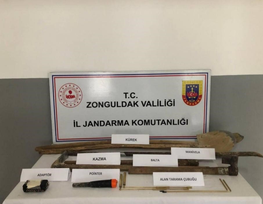 ZONGULDAK’IN DEVREK İLÇESİNDE KAÇAK KAZI YAPAN 4 KİŞİYİ JANDARMA SUÇÜSTÜ
