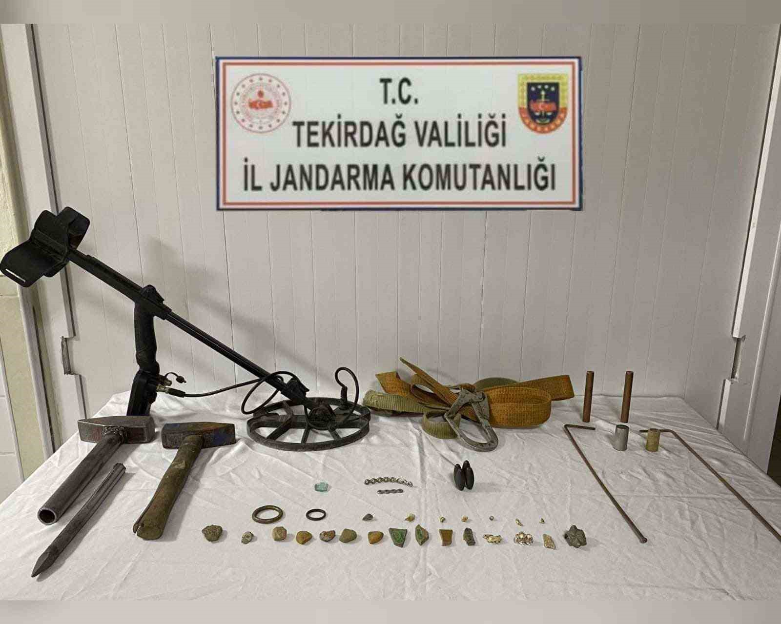 ARAMADA, 20 TARİHİ ESER OLABİLECEĞİ DEĞERLENDİRİLEN TAŞ VE DEMİR OBJE,