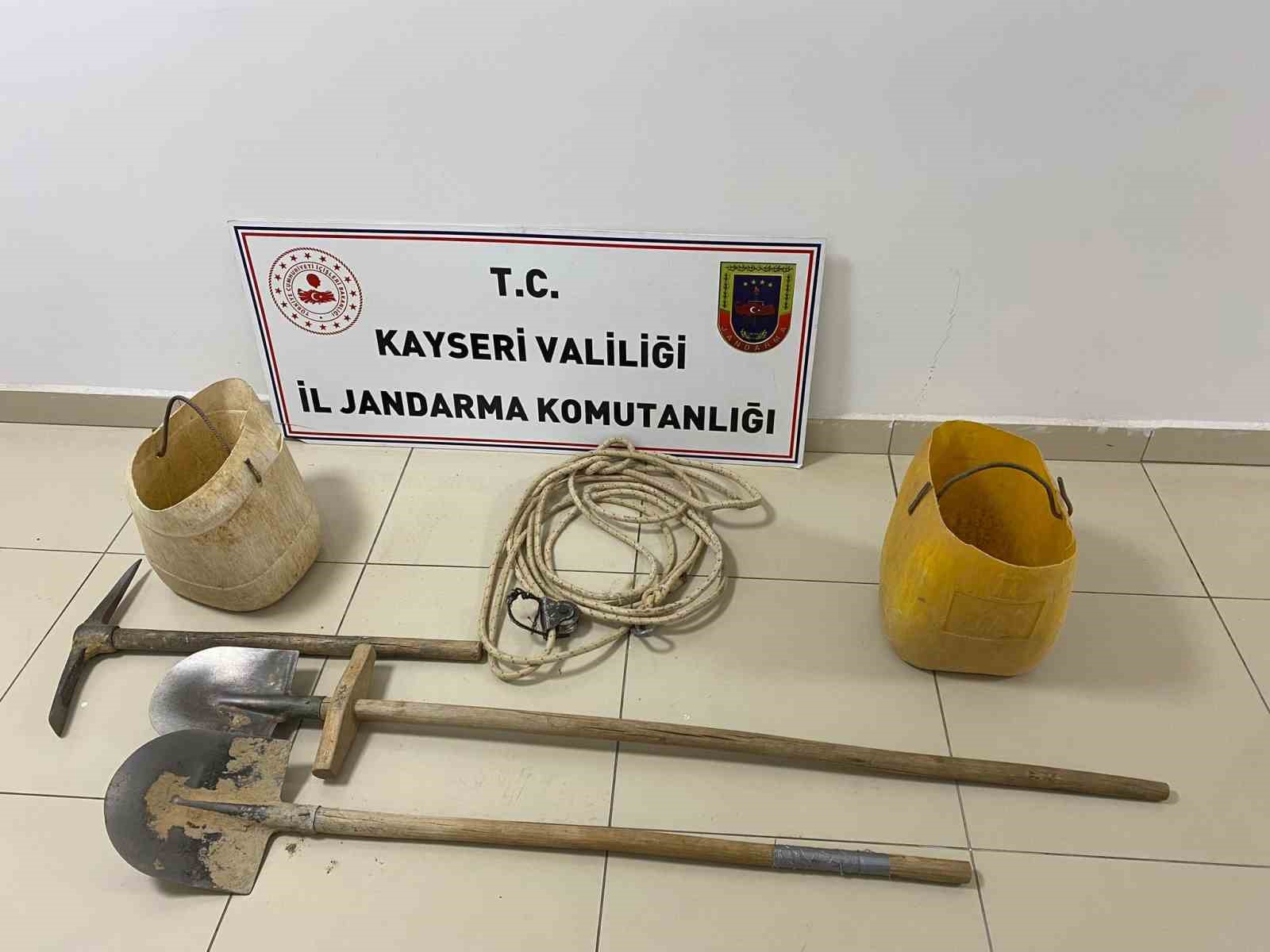 KAYSERİ'DE JANDARMA EKİPLERİ TARAFINDAN YAPILAN ÇALIŞMALARDA KAÇAK KAZI YAPAN BİR
