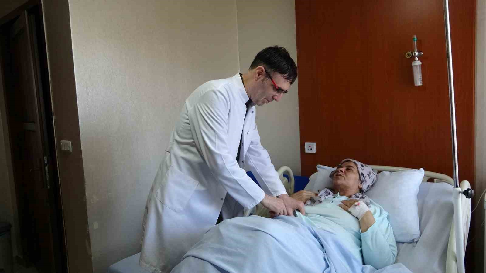 SİİRT’TE KARIN AĞRILARI ŞİKAYETİ İLE HASTANEYE BAŞVURAN HASTANIN SAFRA KESESİNDEN