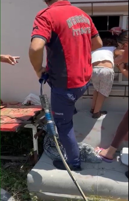 MERSİN'DE PENCEREDEN EVE GİRMEYE ÇALIŞIRKEN KAFASI DEMİR PARMAKLIKLARA SIKIŞAN ÇOCUĞU,
