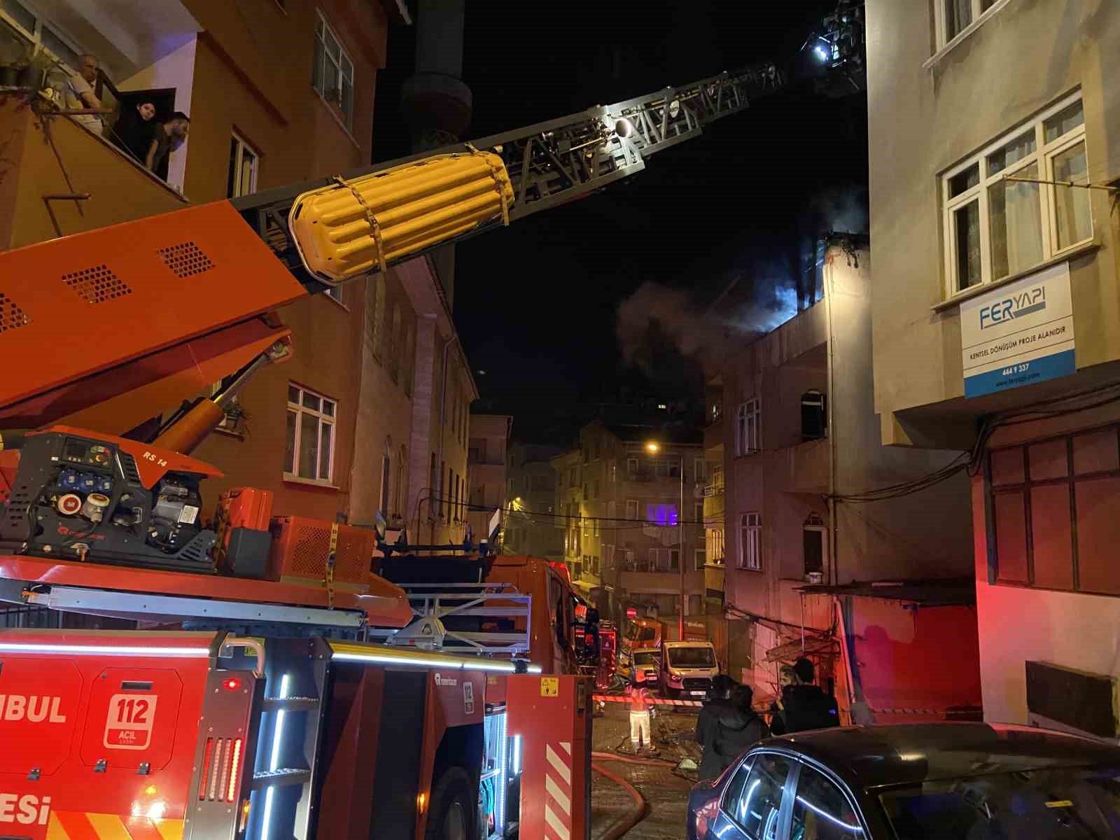 KAĞITHANE’DE 3 KATLI BİNANIN ÇATISI ALEV TOPUNA DÖNDÜ