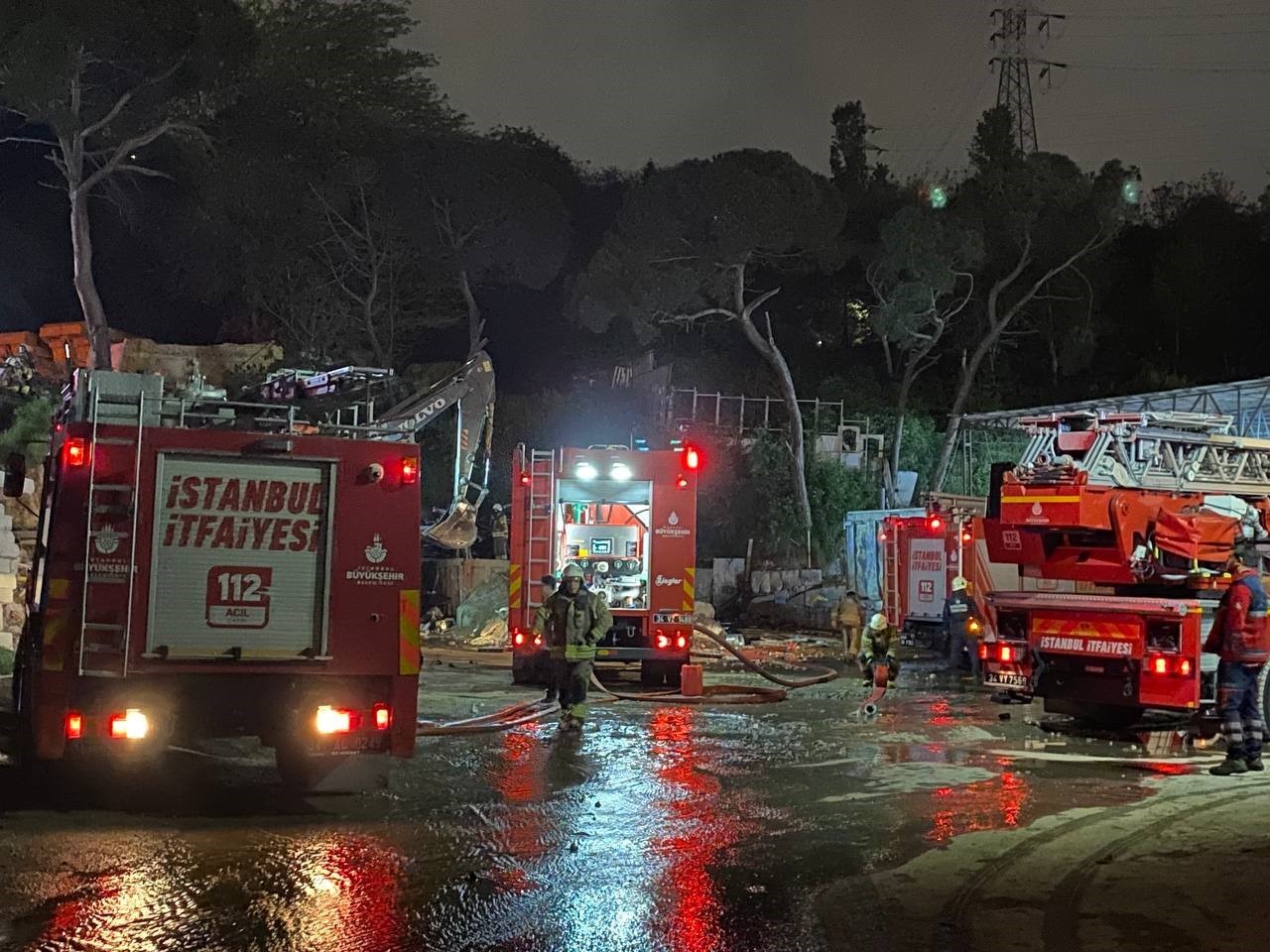 KAĞITHANE'DE HURDALIKTA YANGIN