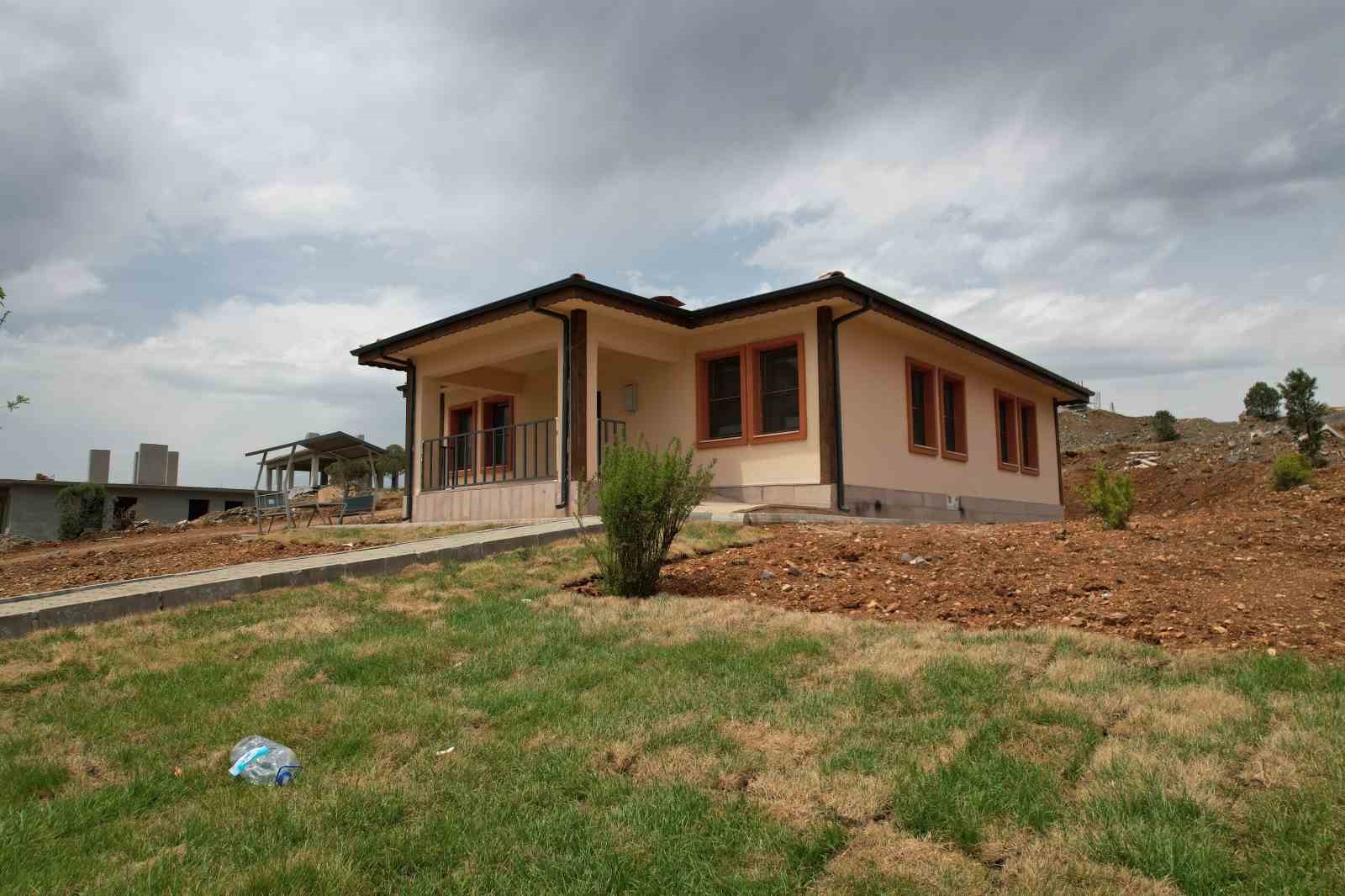 KAHRAMANMARAŞ’TA MEYDANA GELEN DEPREMLERİN ARDINDAN YAKLAŞIK 50 EVİN HASAR ALDIĞI