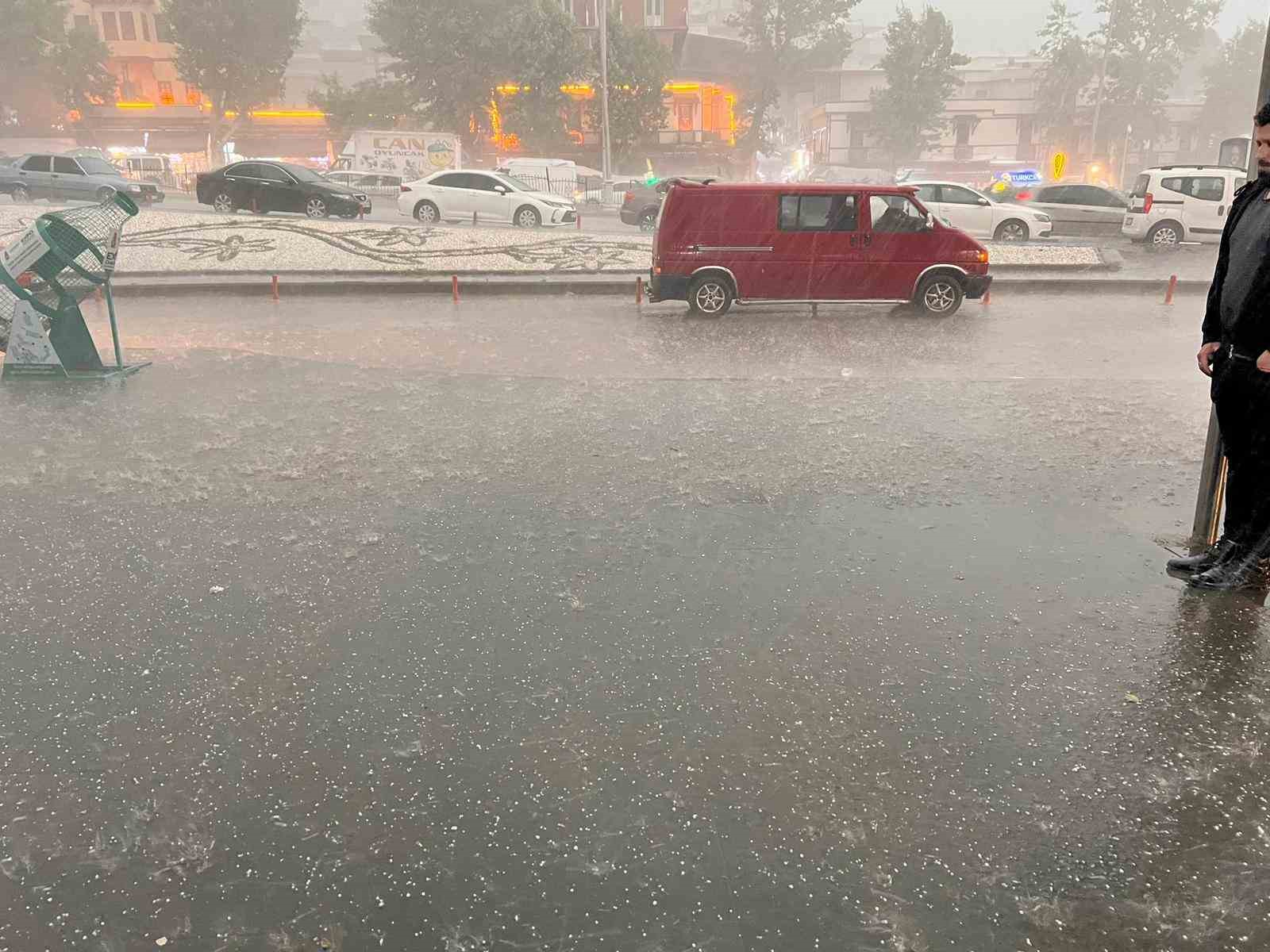 KAHRAMANMARAŞ’TA AKŞAM SAATLERİNDE ETKİLİ OLAN SAĞANAK VE DOLU YAĞIŞI HAYATI
