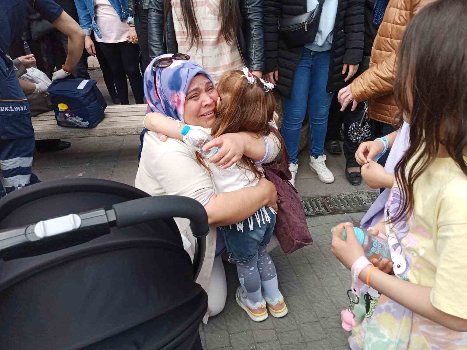 KAYBOLAN ÇOCUĞUYLA BİR ARAYA GELDİĞİ İÇİN MUTLULUKTAN AĞLAYAN ANNE