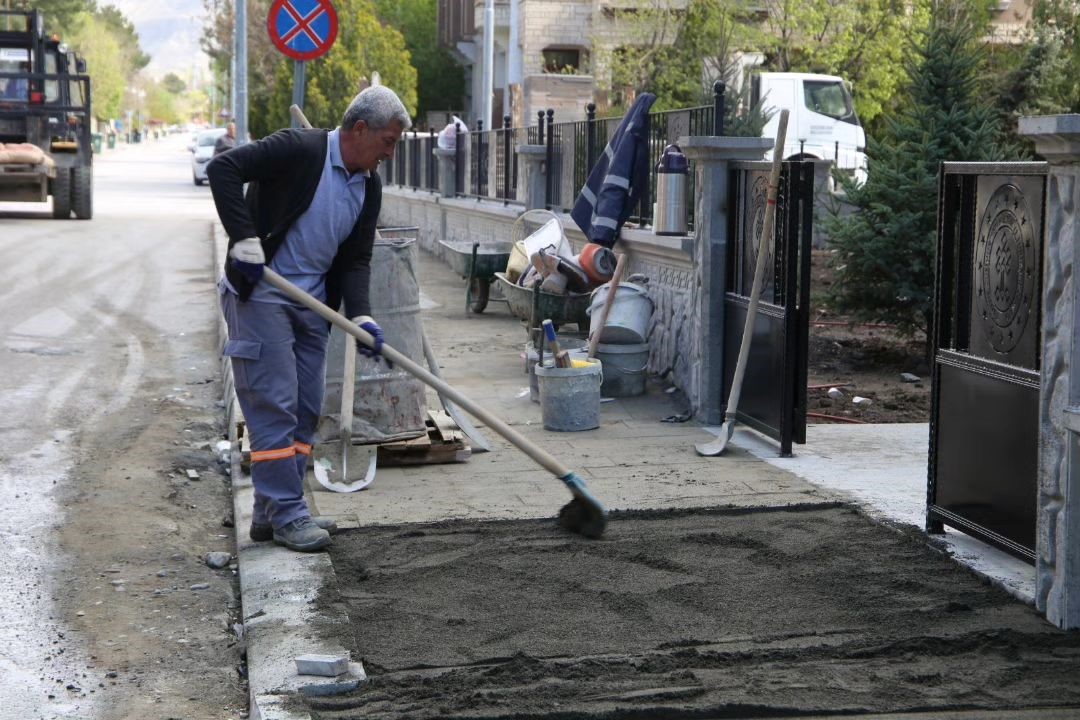 KALDIRIM YENİLEME ÇALIŞMALARI DEVAM EDİYOR